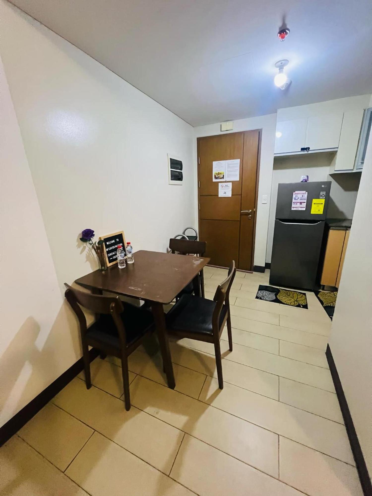 One Palm Tree Villas Condominium - Studio 2Nd Fl With Balcony - Across Terminal 3 Airport 帕赛 外观 照片