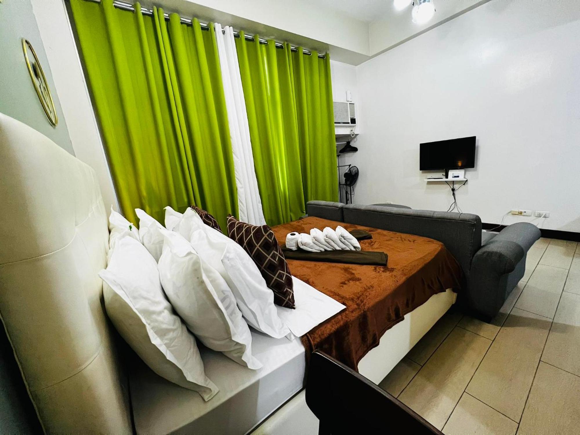 One Palm Tree Villas Condominium - Studio 2Nd Fl With Balcony - Across Terminal 3 Airport 帕赛 外观 照片