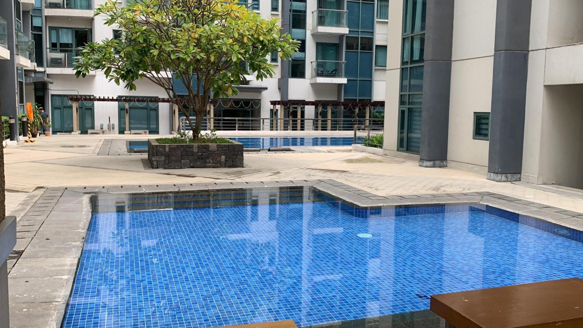 One Palm Tree Villas Condominium - Studio 2Nd Fl With Balcony - Across Terminal 3 Airport 帕赛 外观 照片