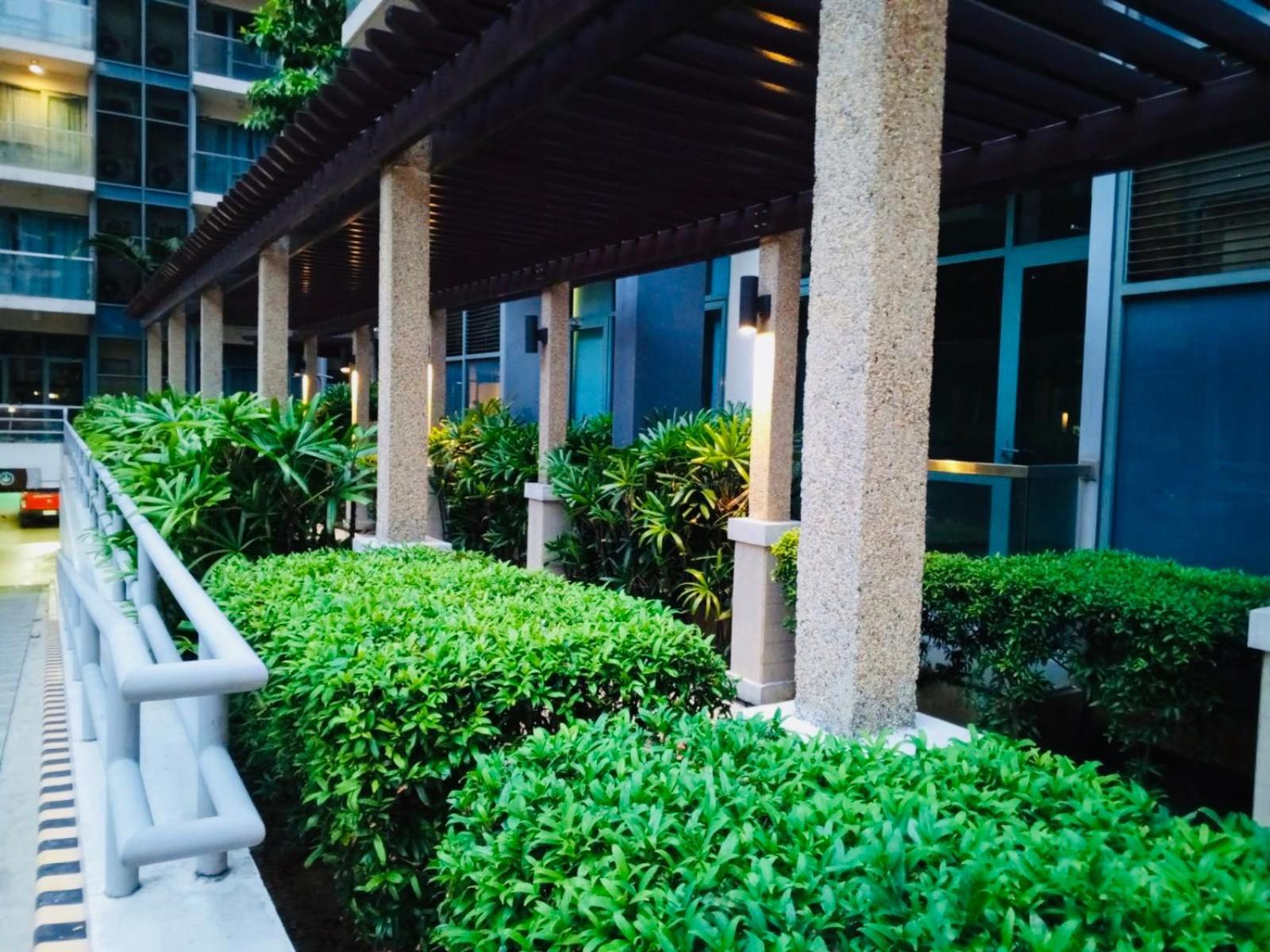 One Palm Tree Villas Condominium - Studio 2Nd Fl With Balcony - Across Terminal 3 Airport 帕赛 外观 照片