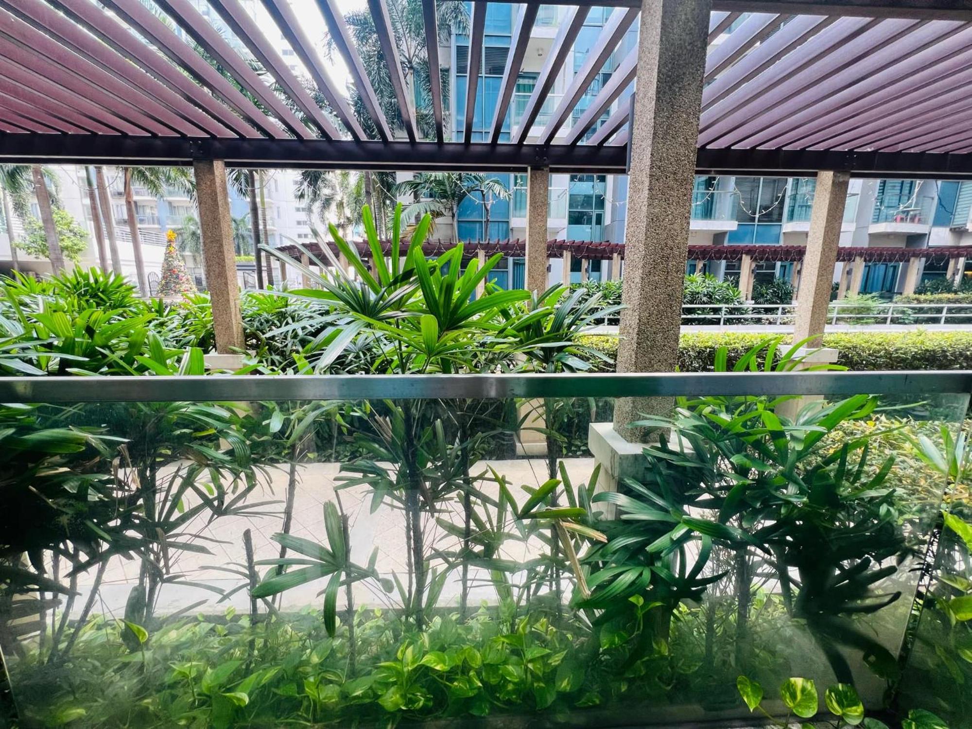 One Palm Tree Villas Condominium - Studio 2Nd Fl With Balcony - Across Terminal 3 Airport 帕赛 外观 照片