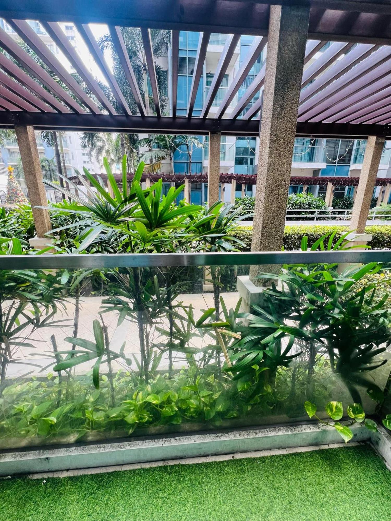 One Palm Tree Villas Condominium - Studio 2Nd Fl With Balcony - Across Terminal 3 Airport 帕赛 外观 照片