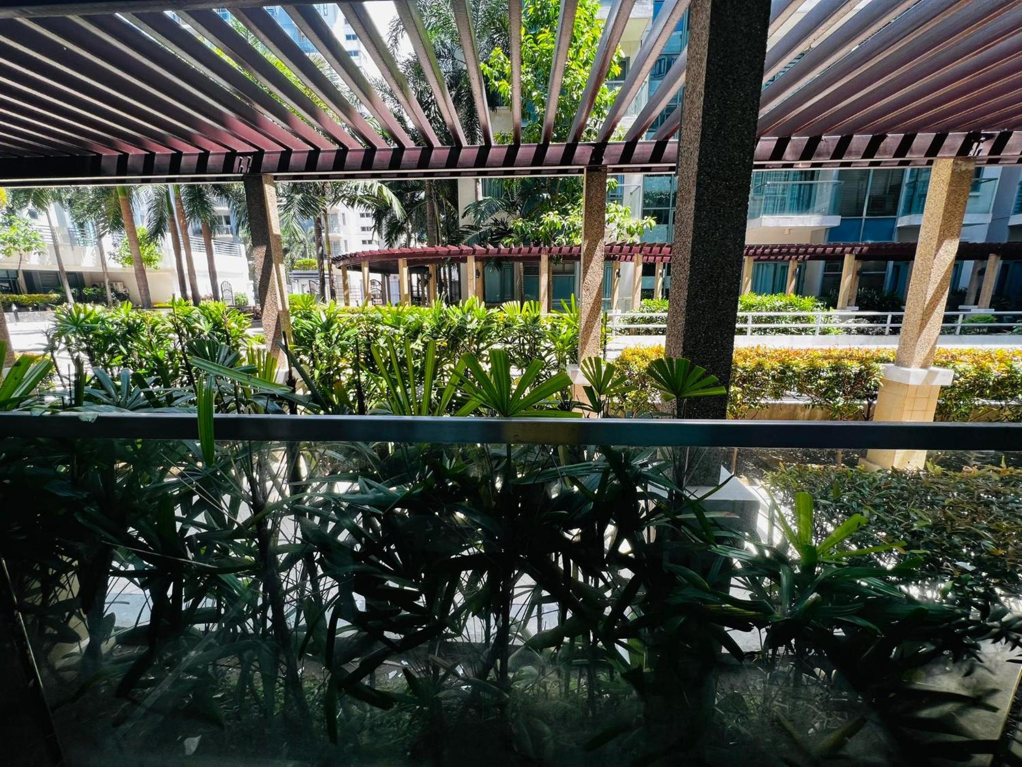 One Palm Tree Villas Condominium - Studio 2Nd Fl With Balcony - Across Terminal 3 Airport 帕赛 外观 照片