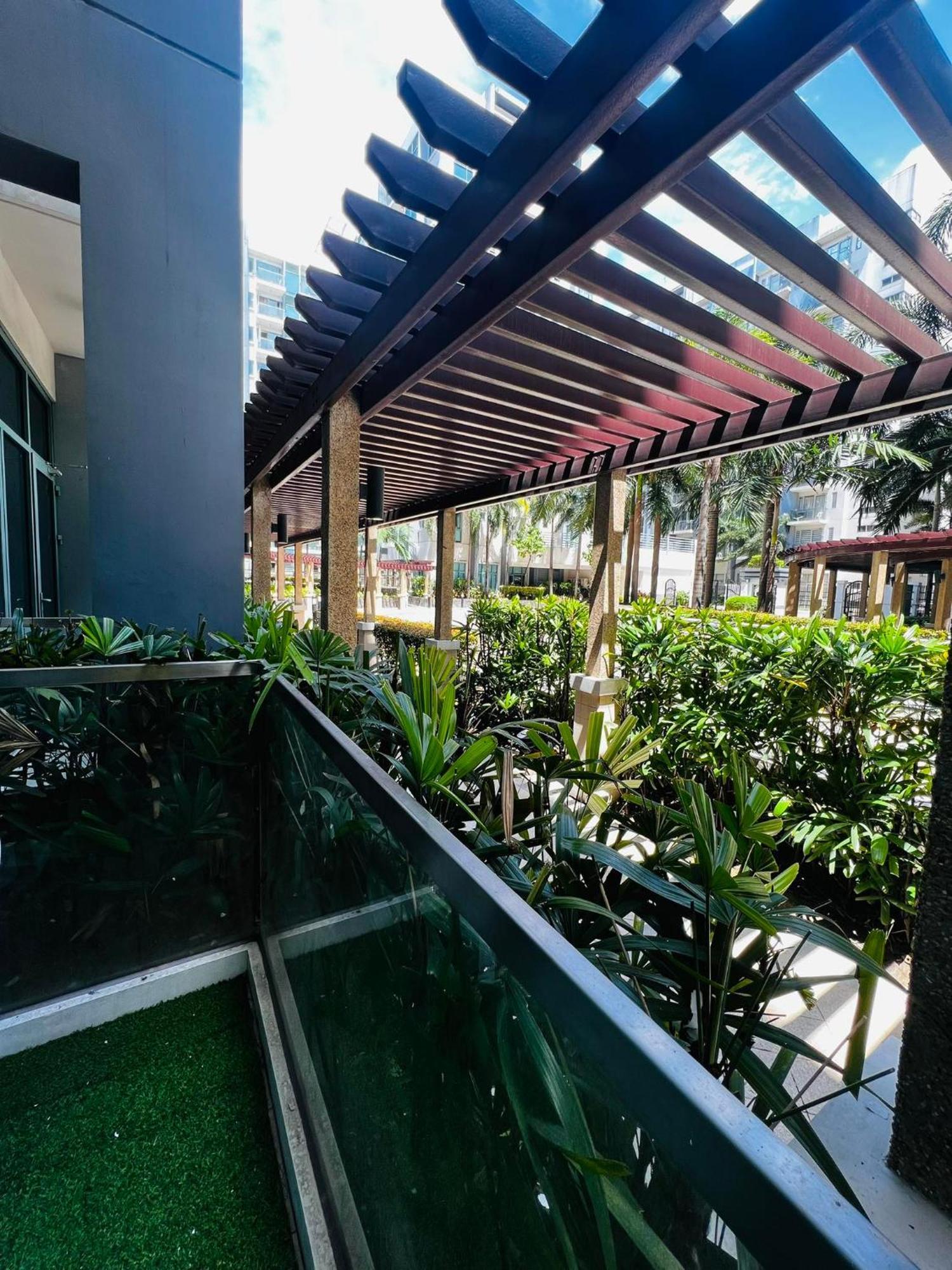 One Palm Tree Villas Condominium - Studio 2Nd Fl With Balcony - Across Terminal 3 Airport 帕赛 外观 照片