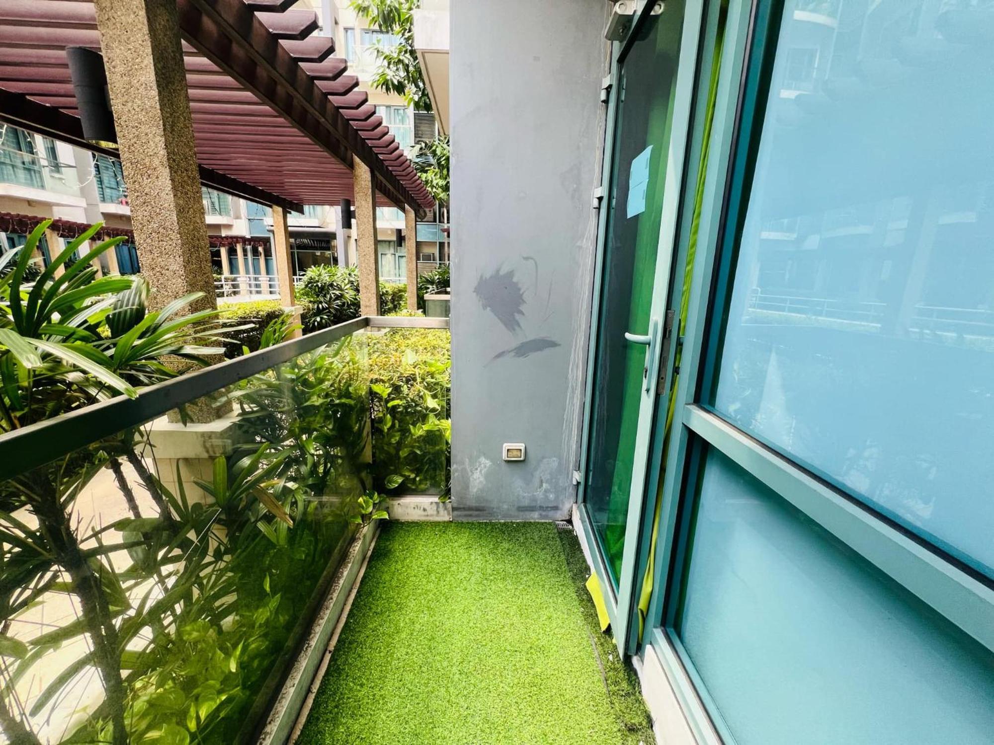 One Palm Tree Villas Condominium - Studio 2Nd Fl With Balcony - Across Terminal 3 Airport 帕赛 外观 照片