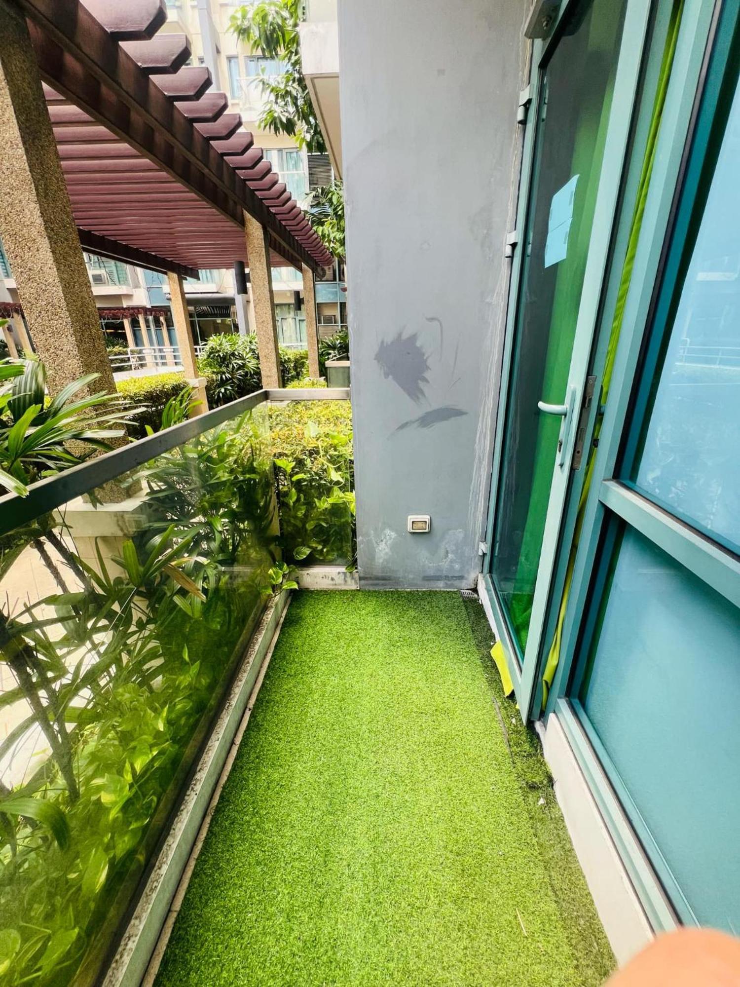 One Palm Tree Villas Condominium - Studio 2Nd Fl With Balcony - Across Terminal 3 Airport 帕赛 外观 照片