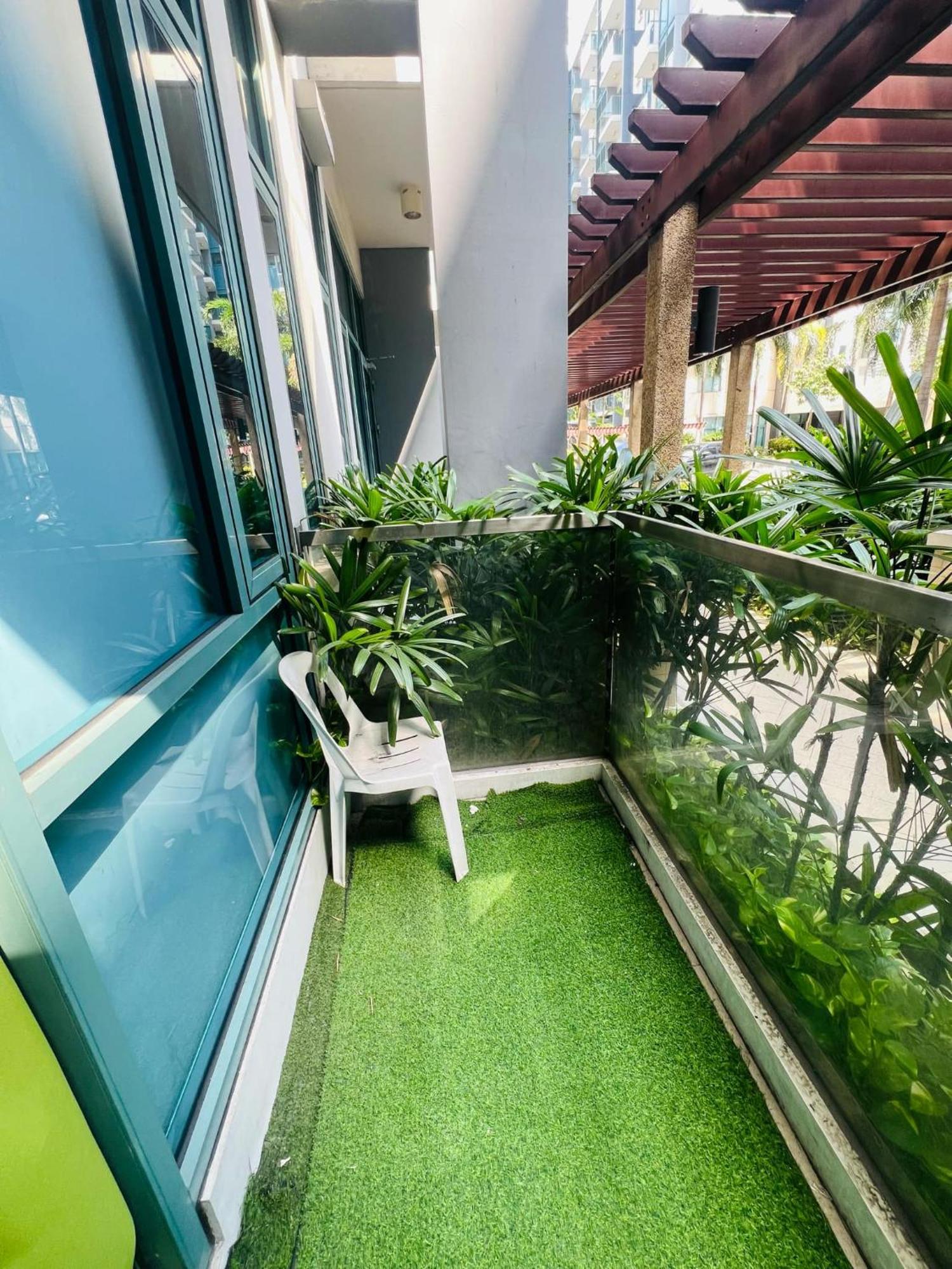 One Palm Tree Villas Condominium - Studio 2Nd Fl With Balcony - Across Terminal 3 Airport 帕赛 外观 照片