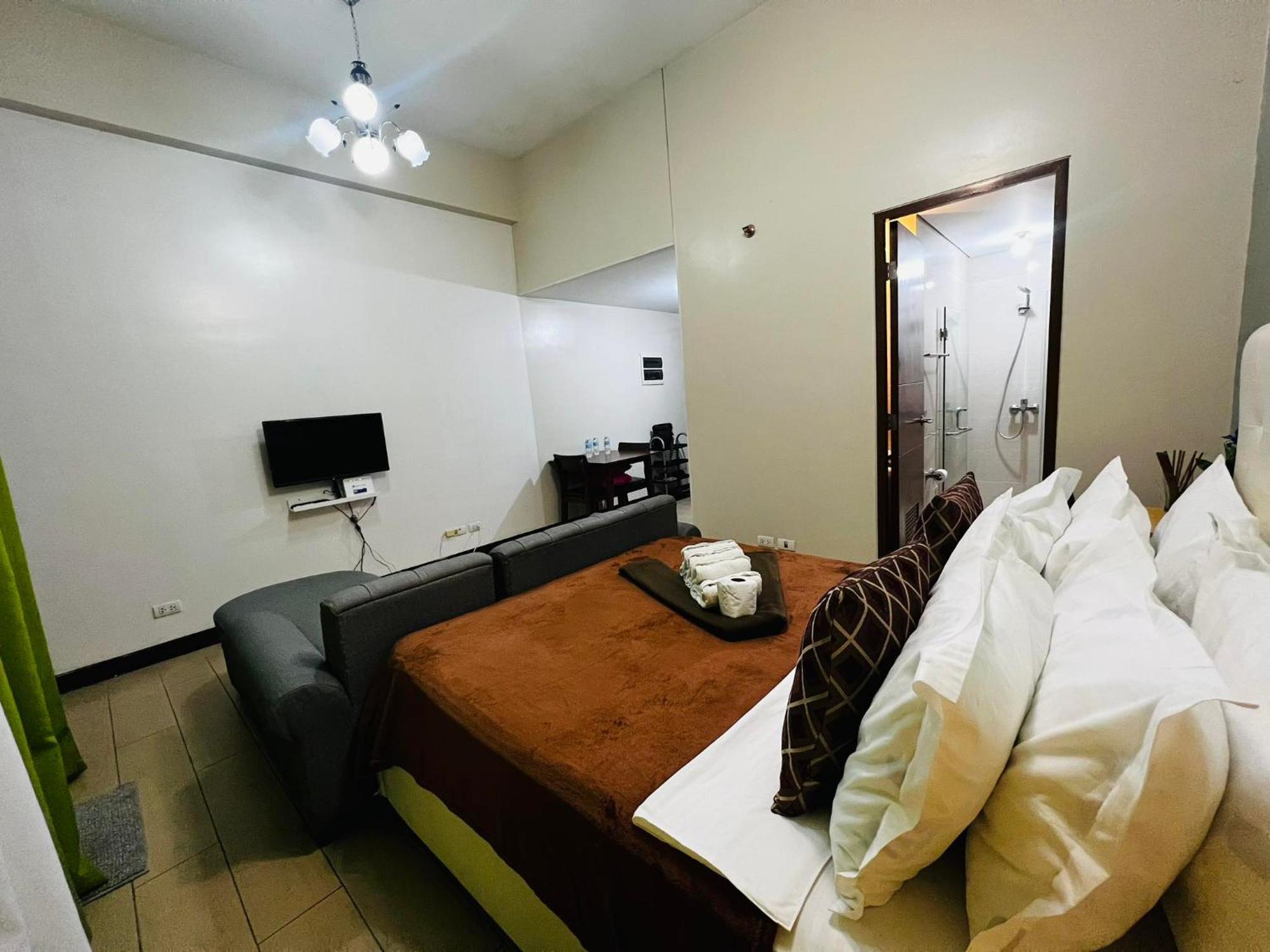 One Palm Tree Villas Condominium - Studio 2Nd Fl With Balcony - Across Terminal 3 Airport 帕赛 外观 照片