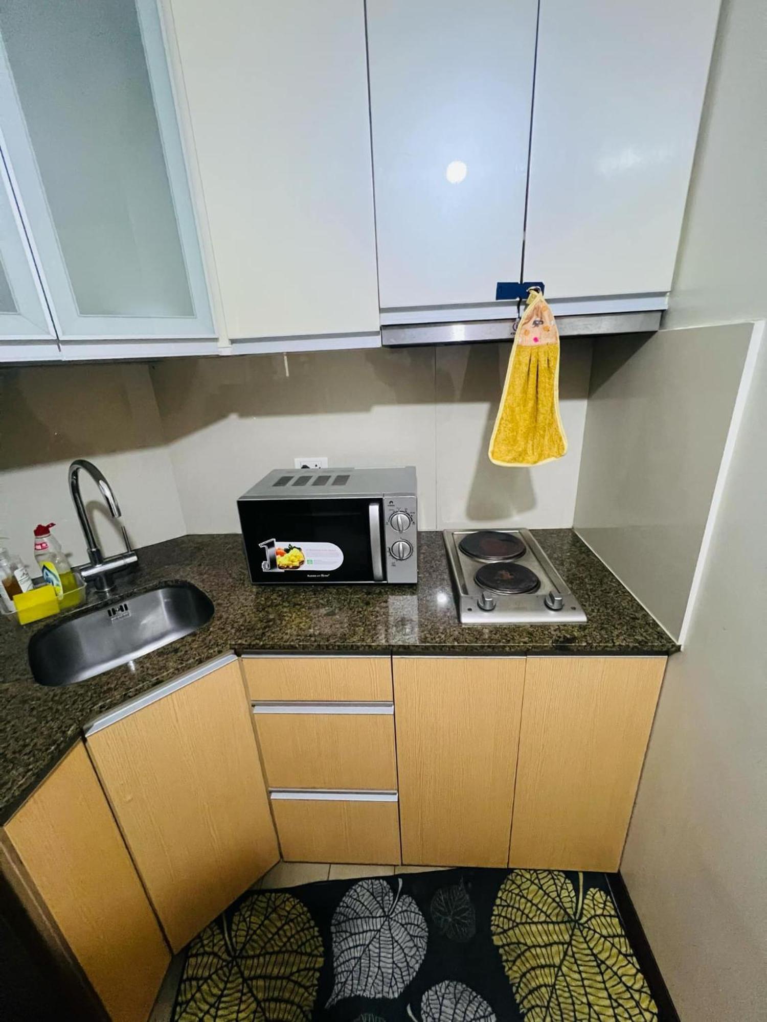 One Palm Tree Villas Condominium - Studio 2Nd Fl With Balcony - Across Terminal 3 Airport 帕赛 外观 照片