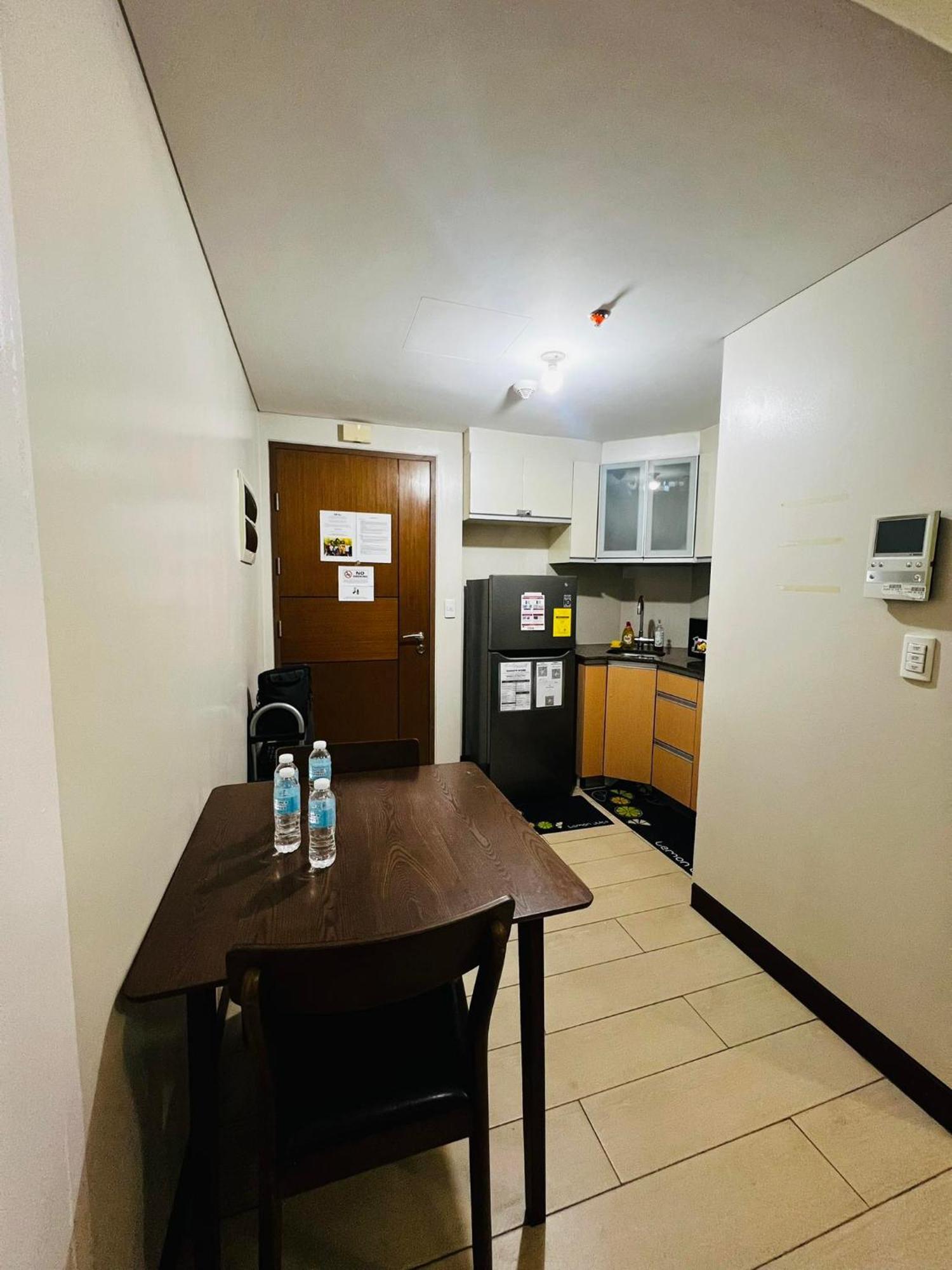 One Palm Tree Villas Condominium - Studio 2Nd Fl With Balcony - Across Terminal 3 Airport 帕赛 外观 照片