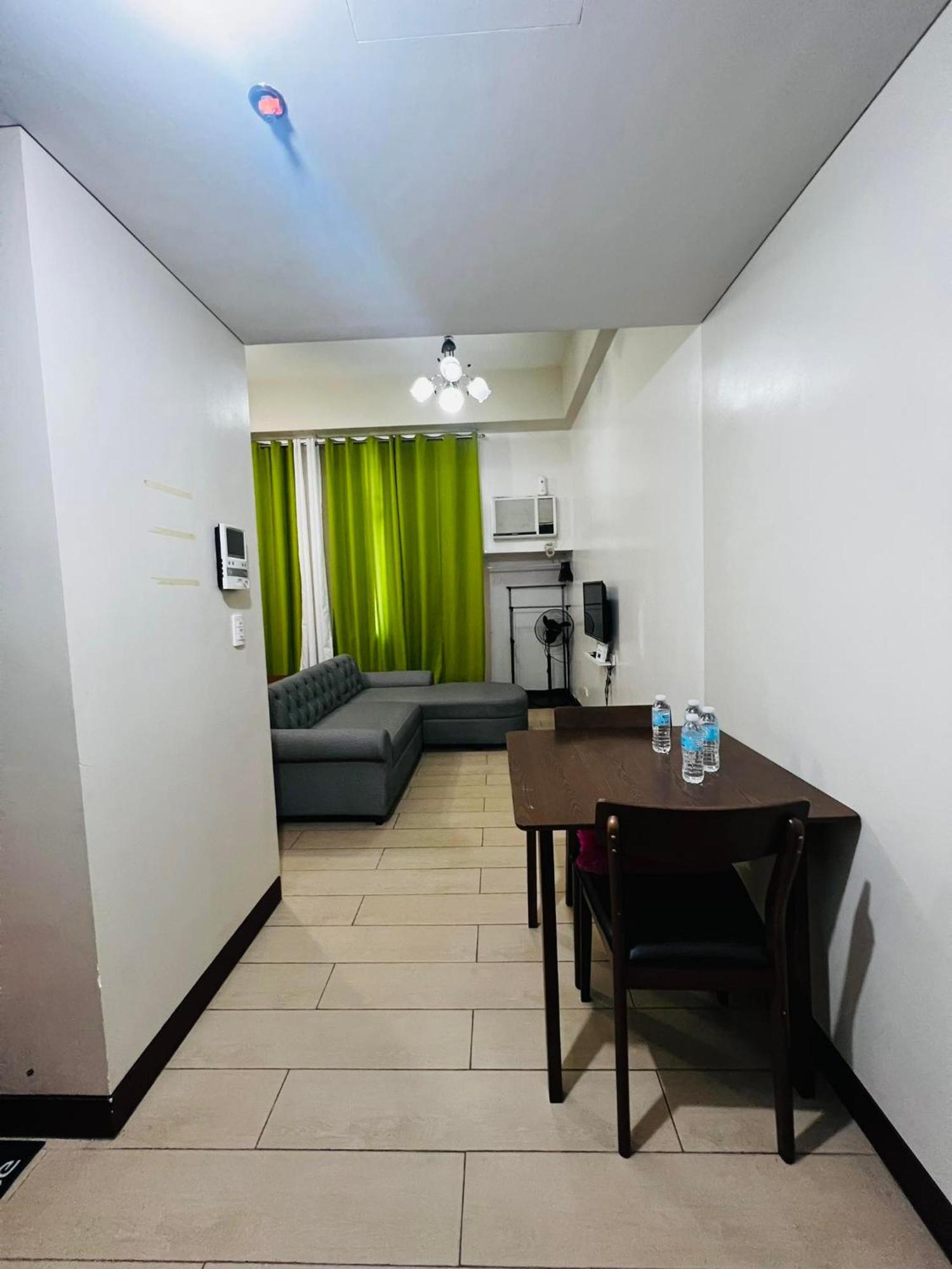 One Palm Tree Villas Condominium - Studio 2Nd Fl With Balcony - Across Terminal 3 Airport 帕赛 外观 照片