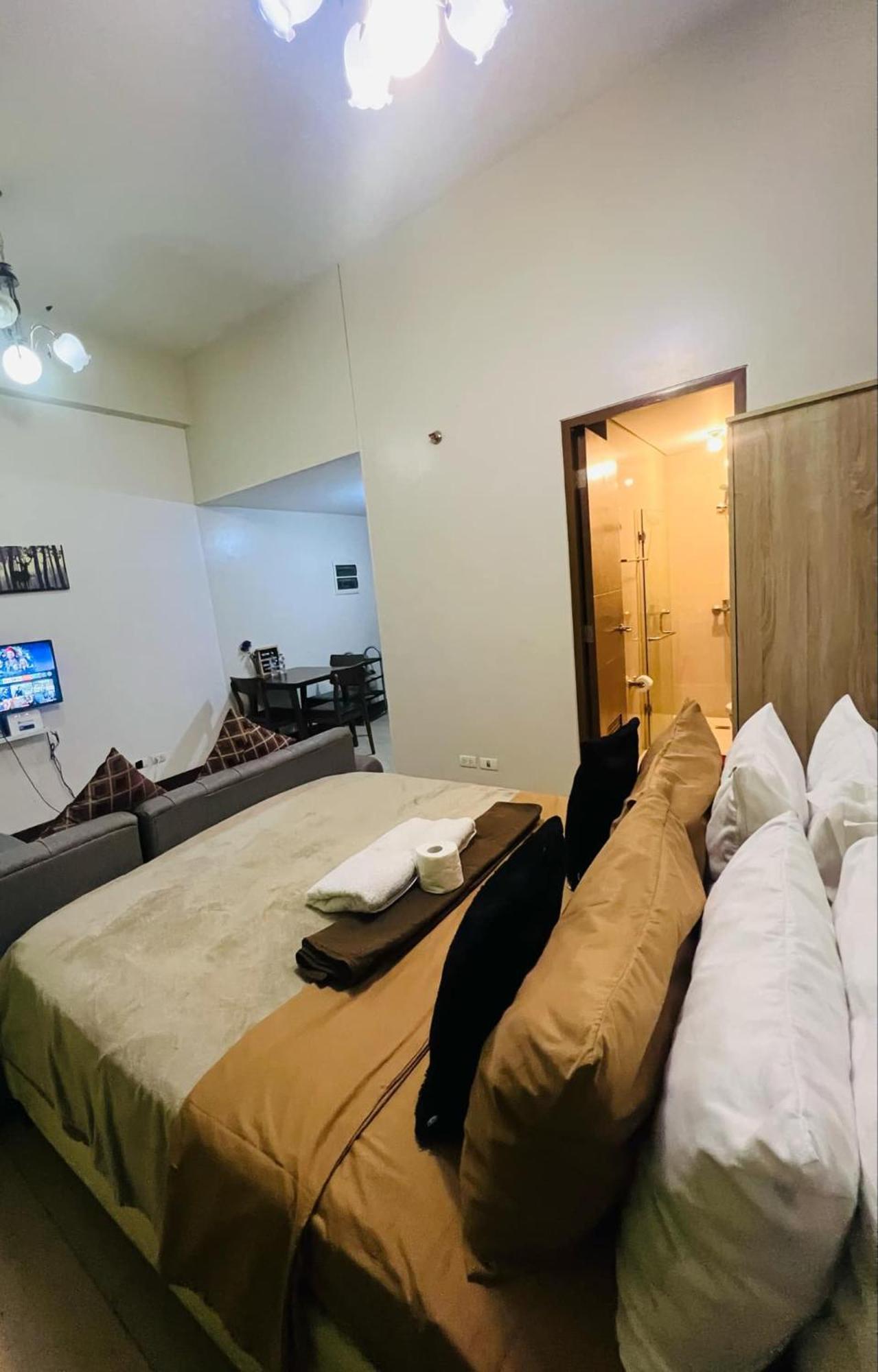 One Palm Tree Villas Condominium - Studio 2Nd Fl With Balcony - Across Terminal 3 Airport 帕赛 外观 照片