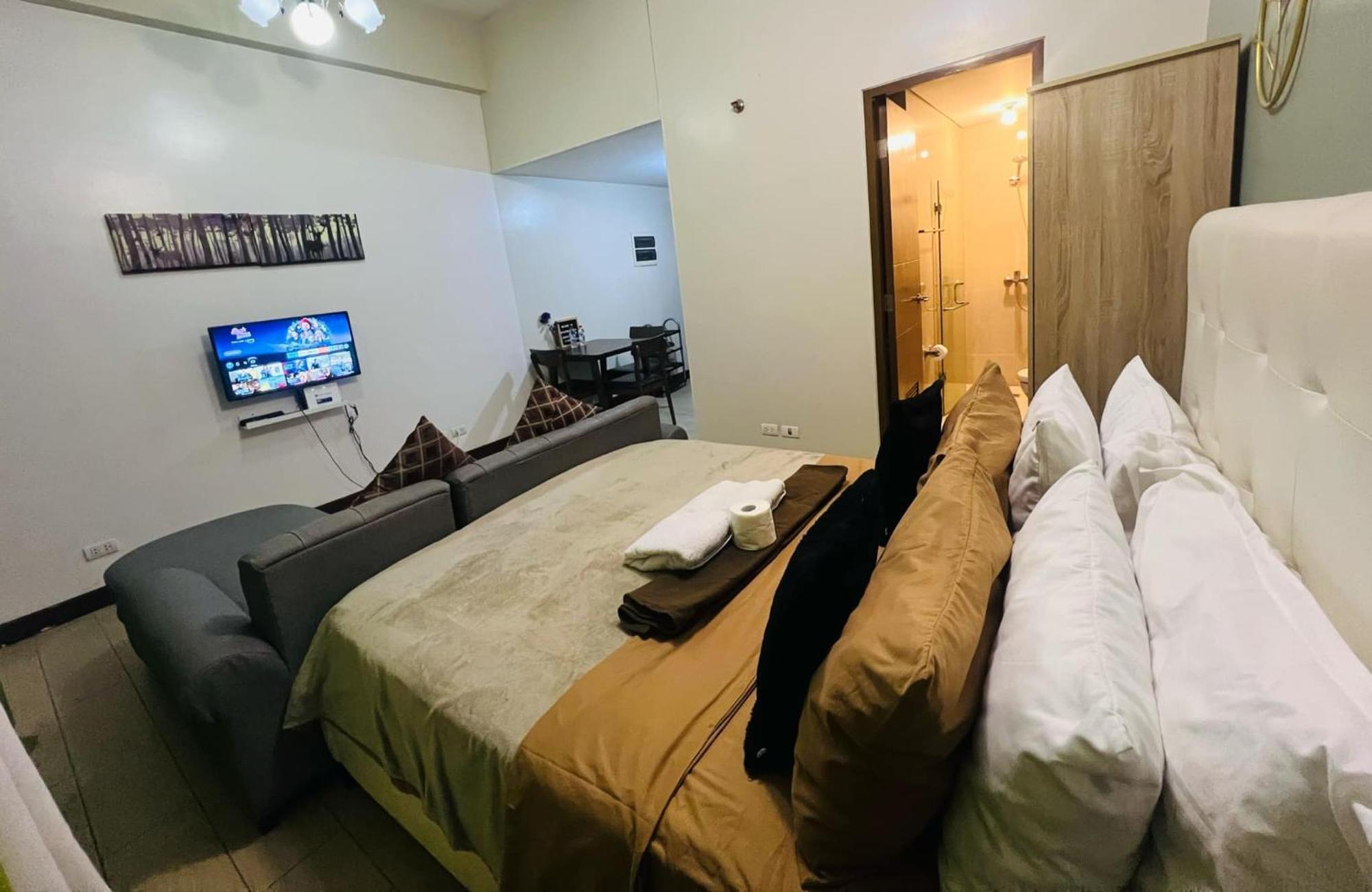 One Palm Tree Villas Condominium - Studio 2Nd Fl With Balcony - Across Terminal 3 Airport 帕赛 外观 照片